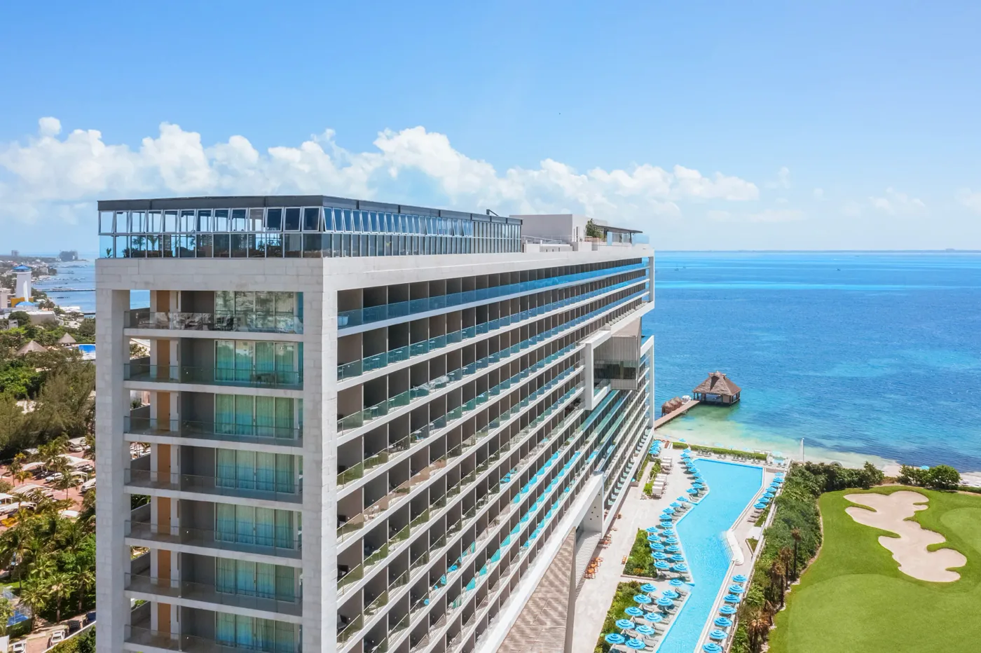 The tower of Dreams Vista Cancún over the Caribbean and its infinity pools